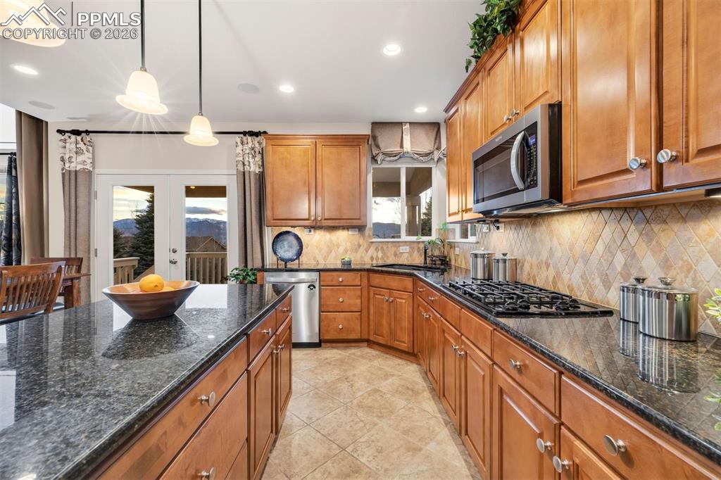 Image 13 of 50: gleaming granite counters and tons of cabinet space