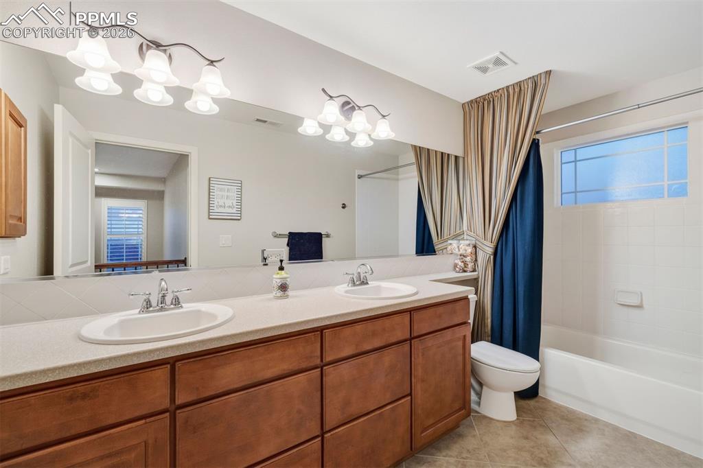 Image 29 of 50: Hall bath with dual sinks