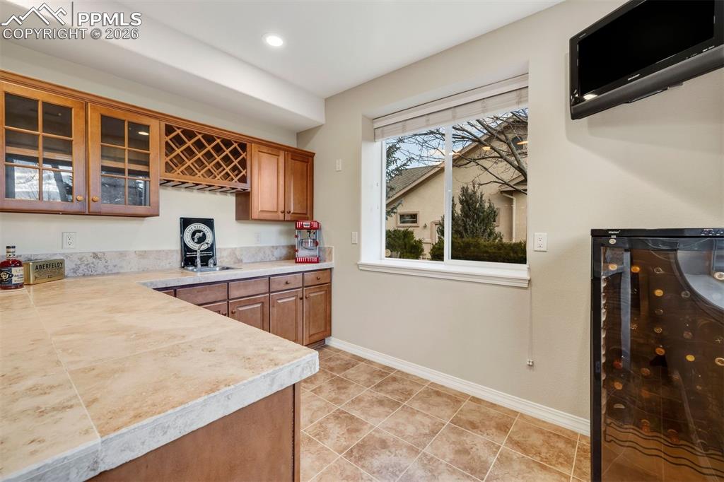 Image 33 of 50: Spacious and functional wet bar 
