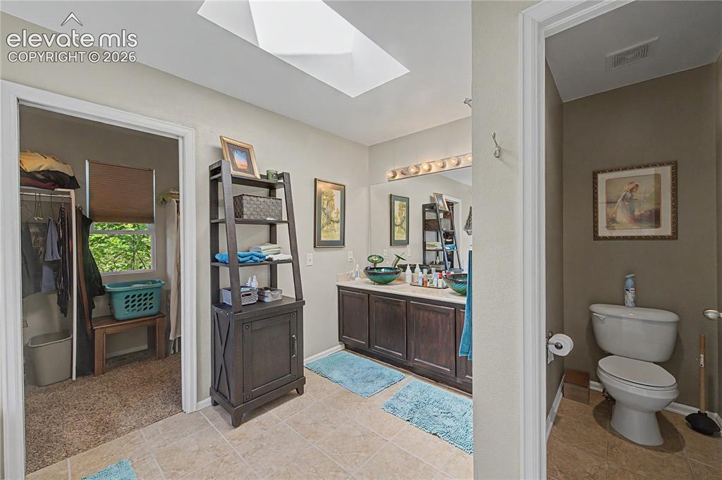 Image 12 of 25: Bathroom
