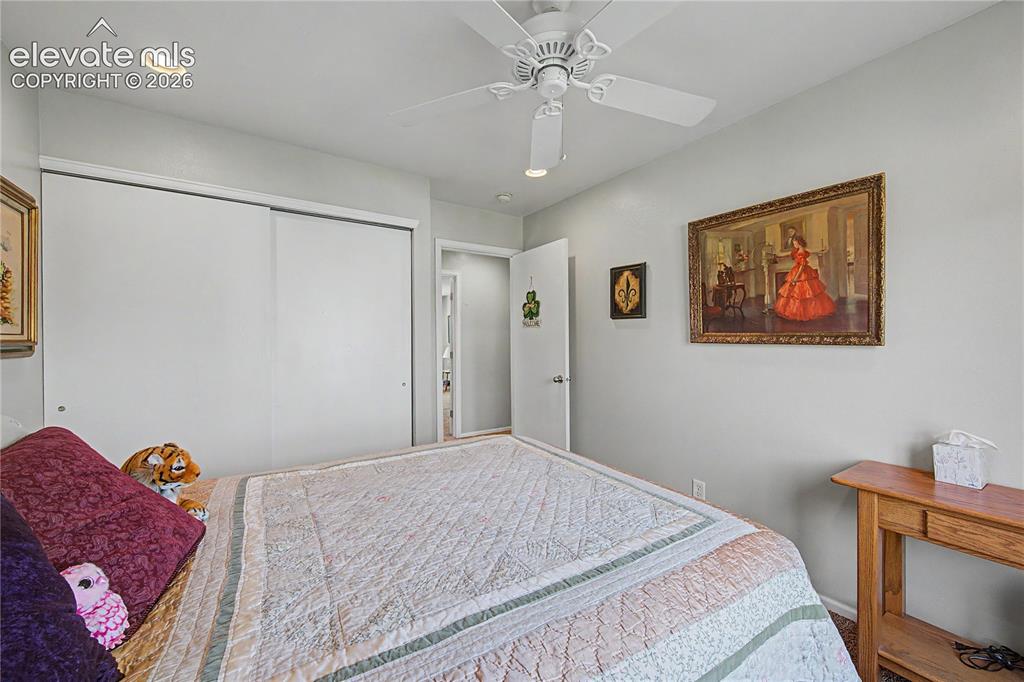Image 17 of 25: Bedroom