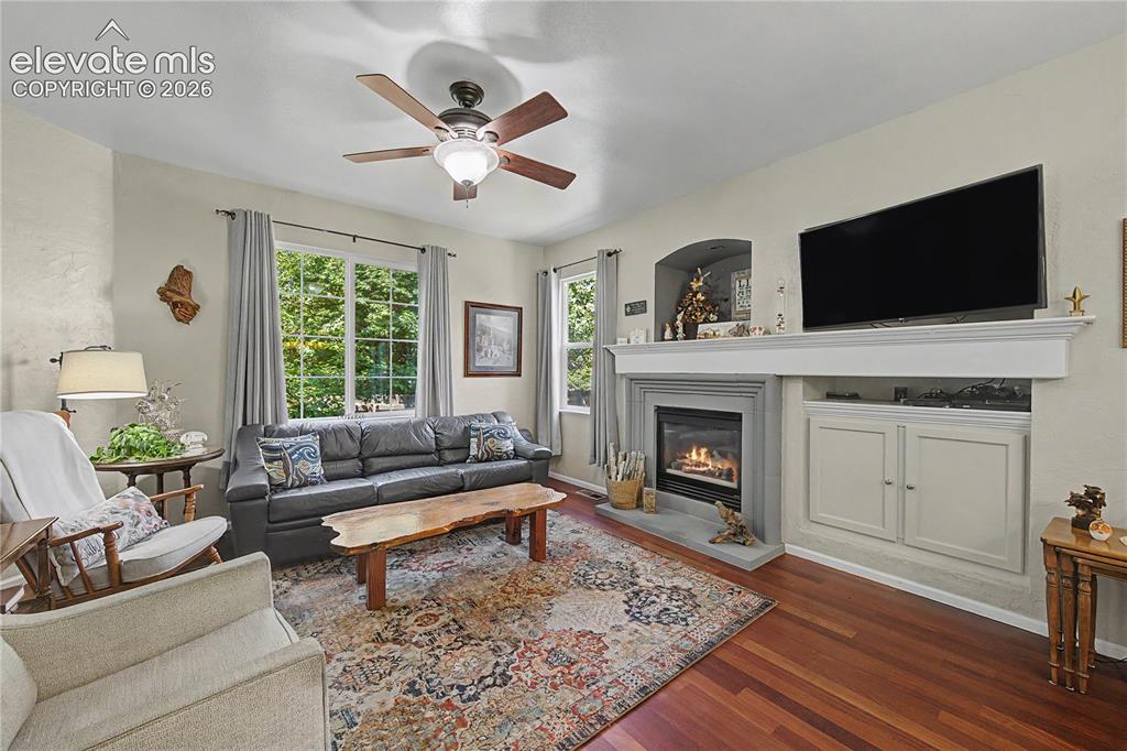 Image 2 of 25: Living Room