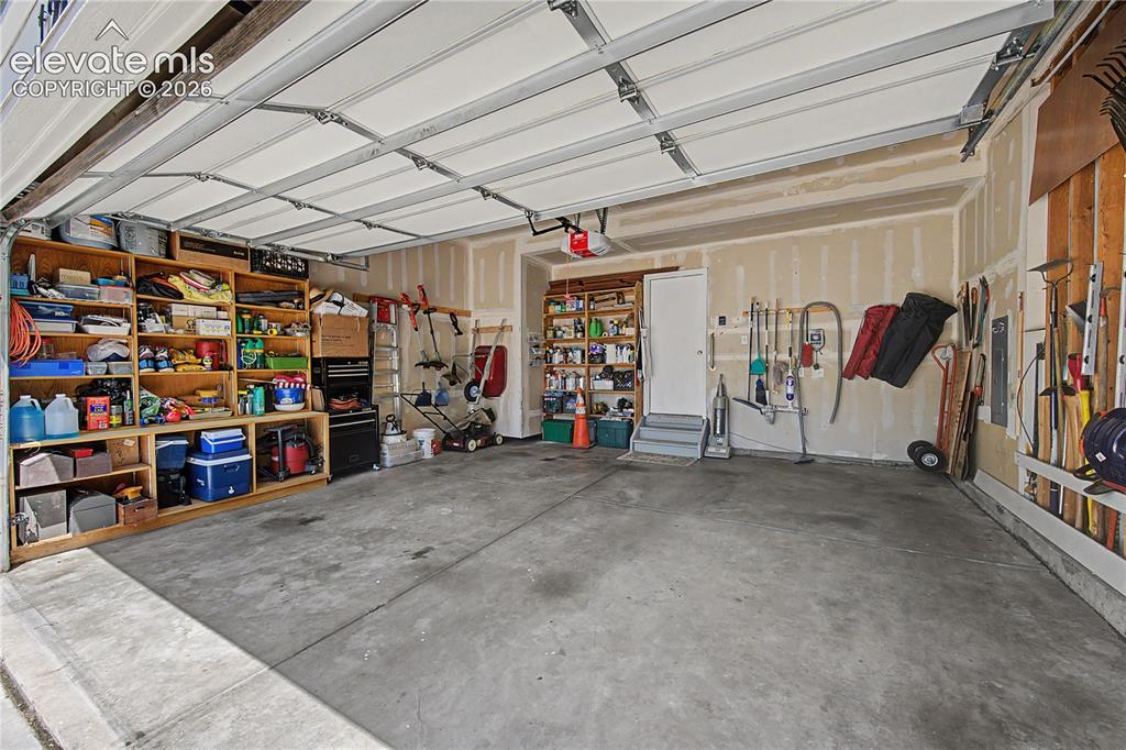 Image 21 of 25: Garage