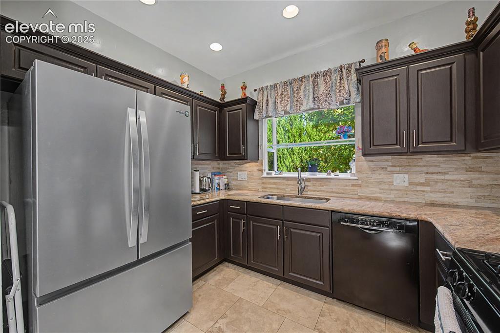 Image 3 of 25: Kitchen
