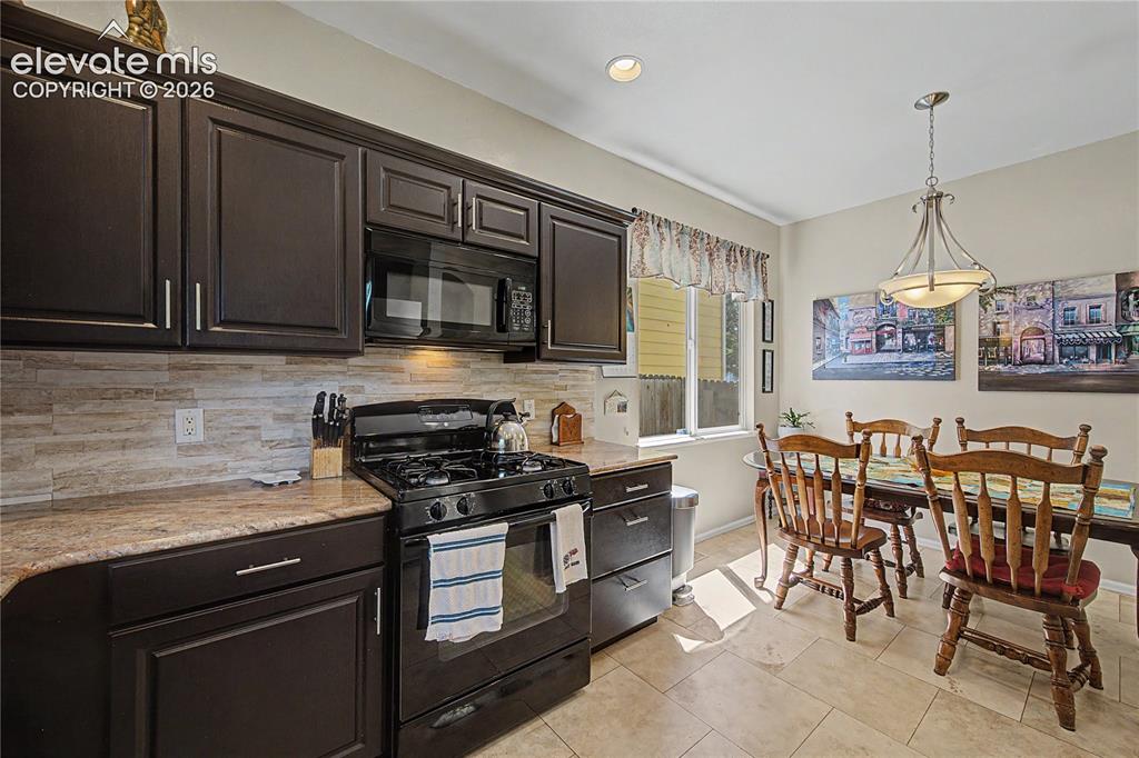 Image 4 of 25: Kitchen
