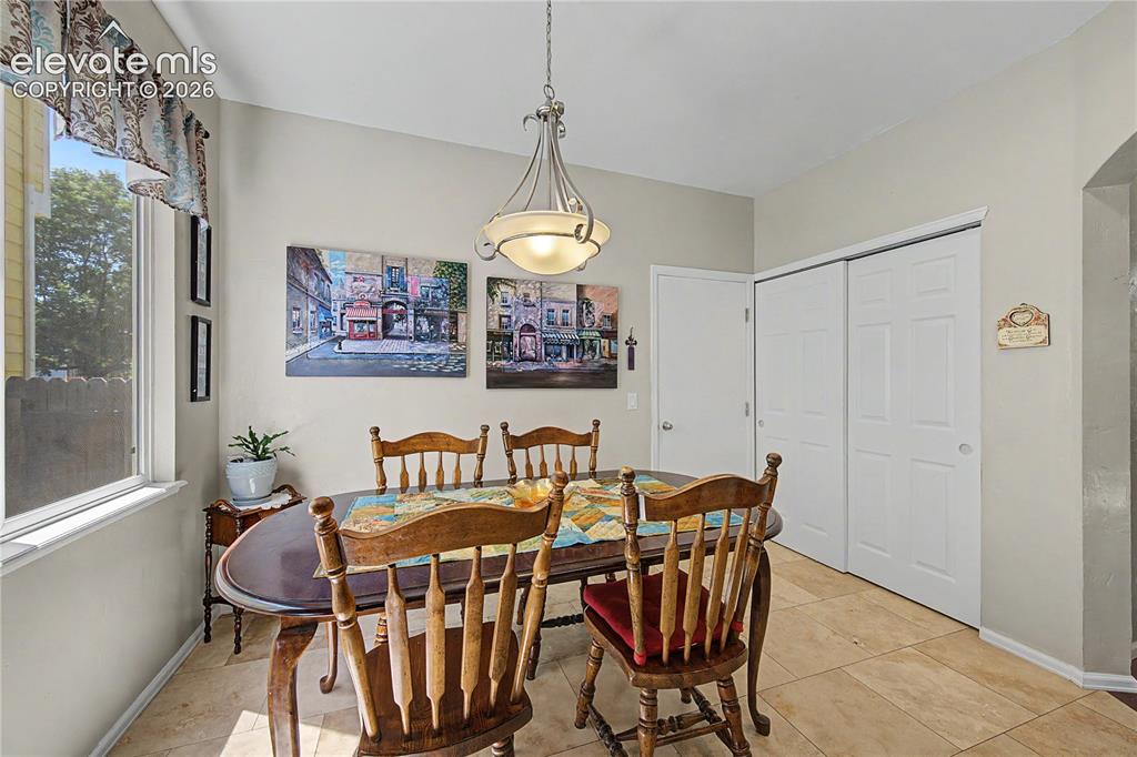 Image 5 of 25: Dining Area