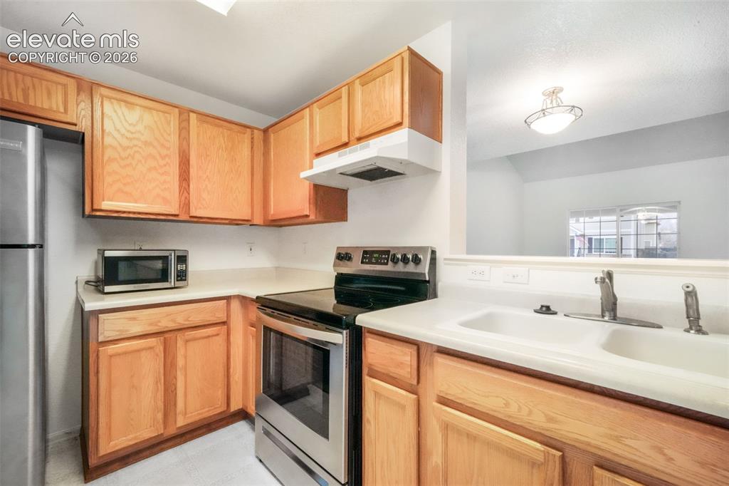 Image 15 of 50: Kitchen