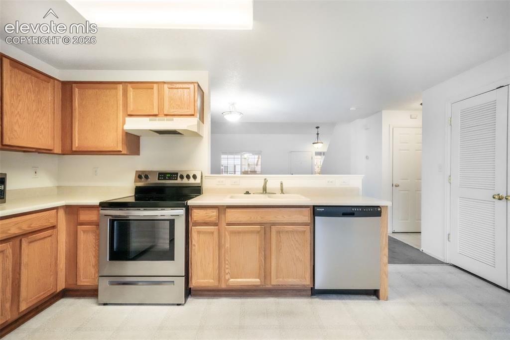 Image 16 of 50: Kitchen
