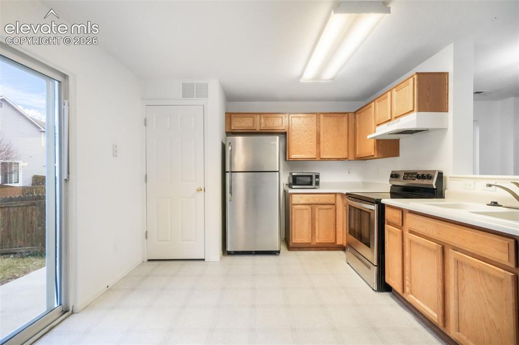 Image 18 of 50: Kitchen