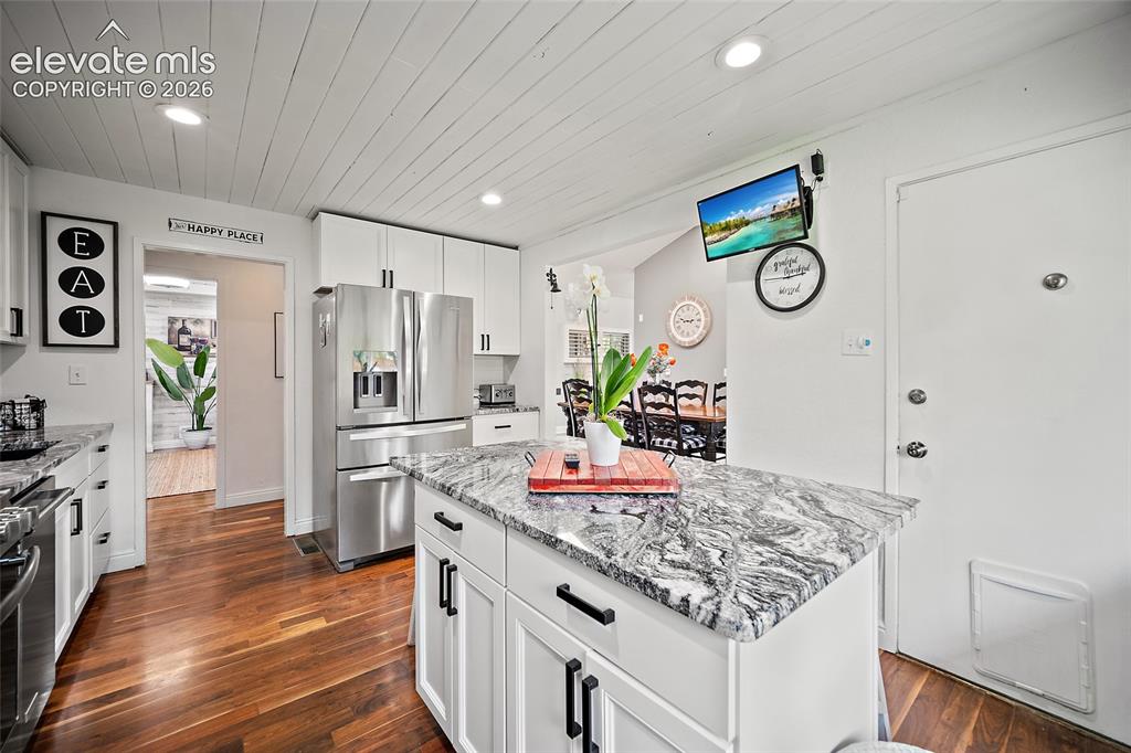 Image 10 of 48: Kitchen