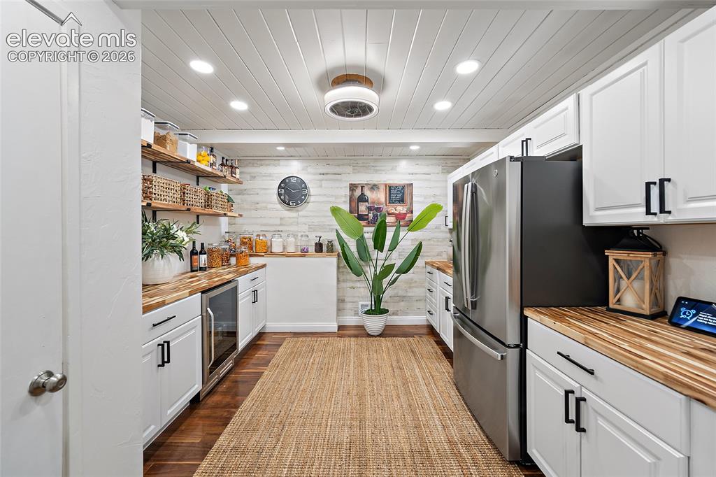 Image 13 of 48: Kitchen