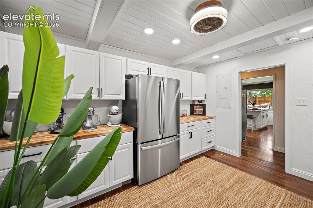 Image 15 of 48: Kitchen