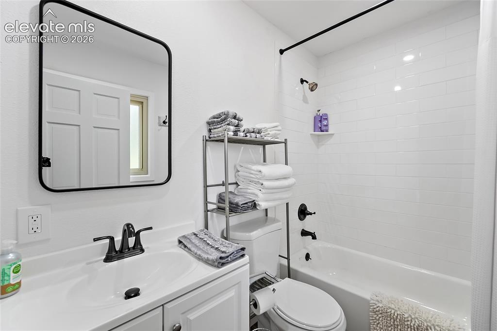 Image 18 of 48: Bathroom