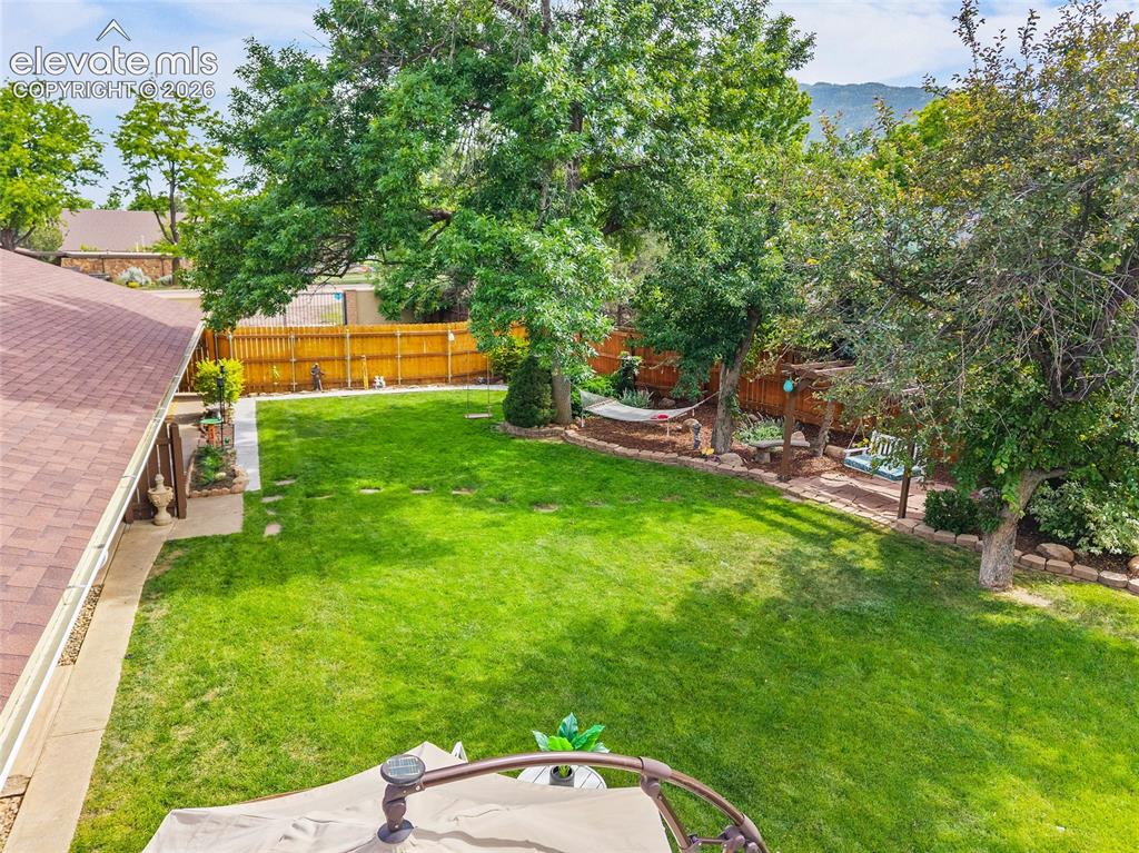 Image 43 of 48: Yard