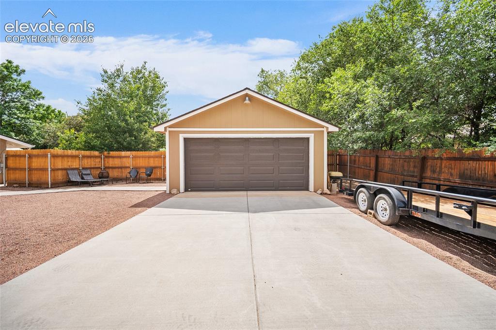Image 47 of 48: Garage