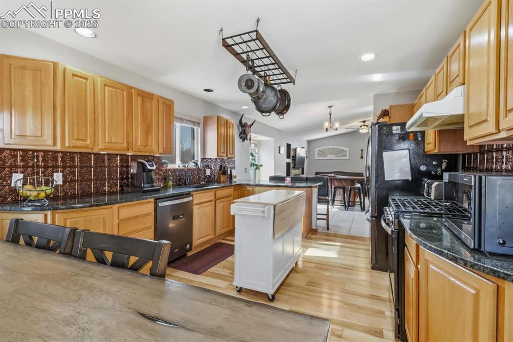 Image 15 of 42: Kitchen