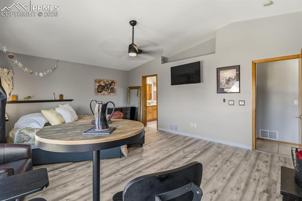 Image 18 of 42: Dining Area