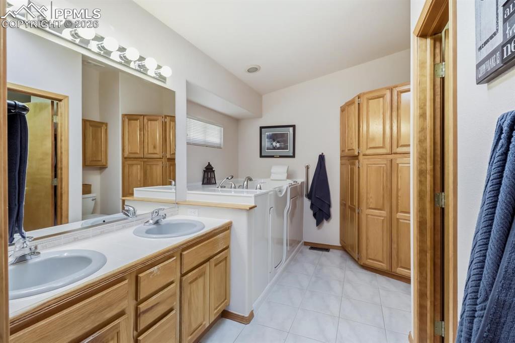 Image 20 of 42: Bathroom