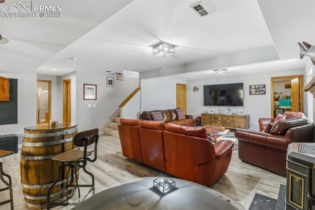 Image 27 of 42: Living Room