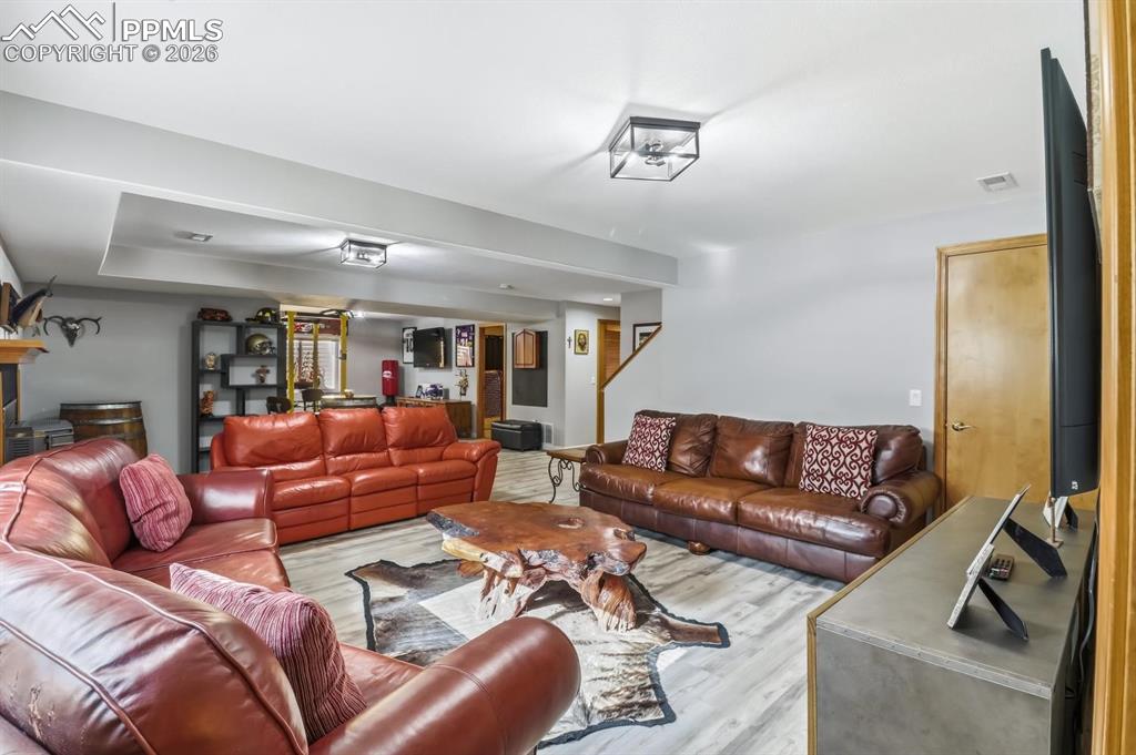 Image 28 of 42: Living Room