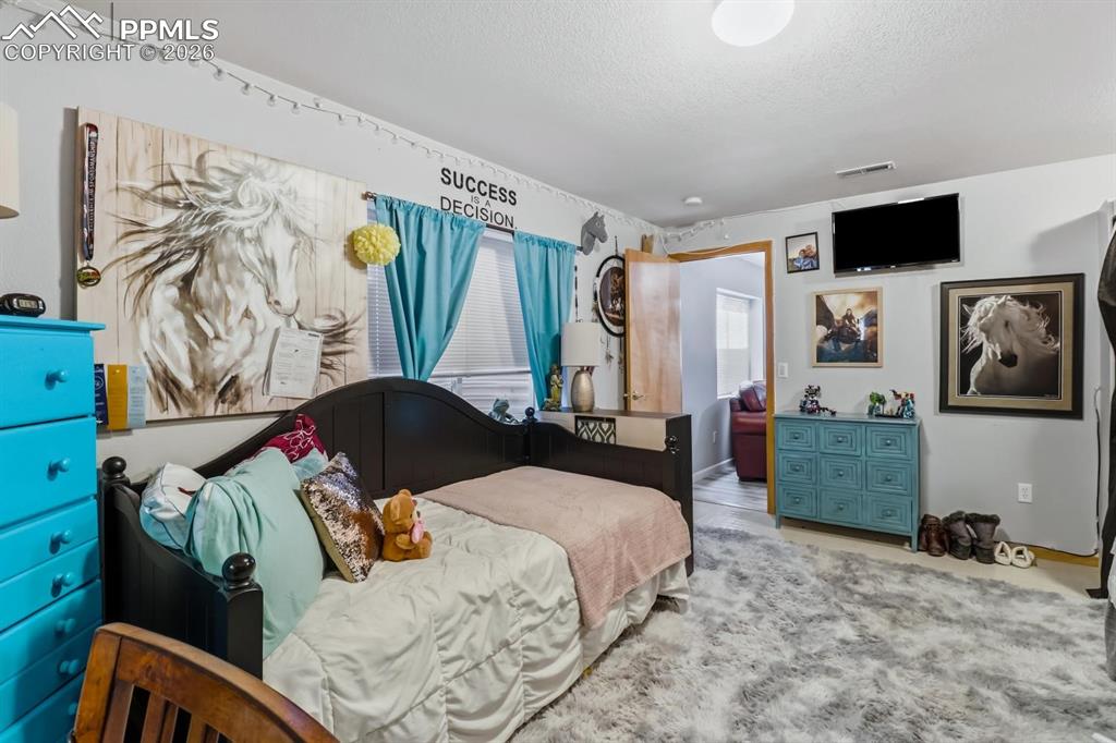 Image 31 of 42: Bedroom