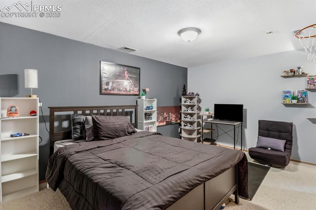 Image 35 of 42: Bedroom