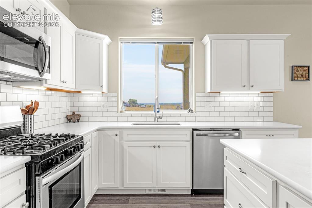 Image 14 of 34: Kitchen