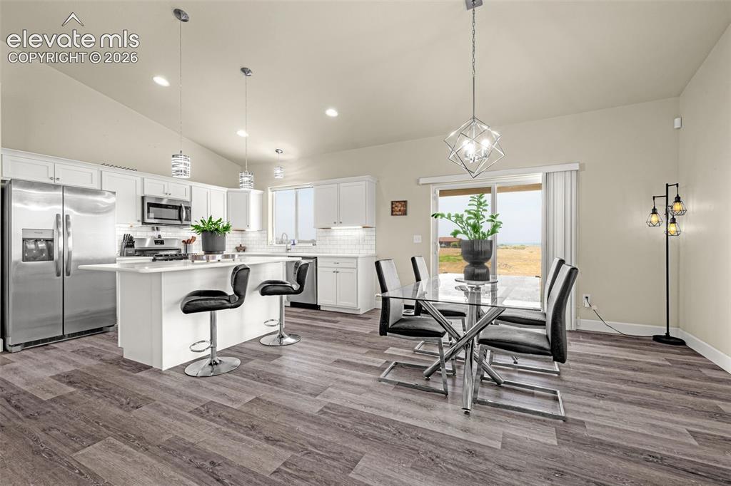 Image 16 of 34: Dining Area