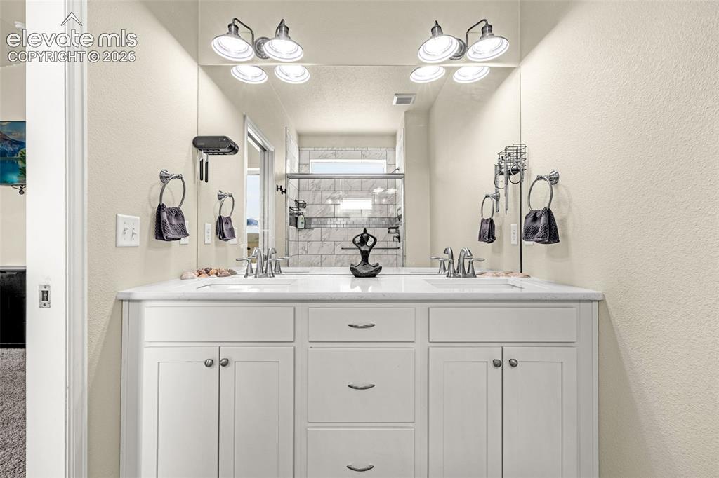 Image 19 of 34: Bathroom