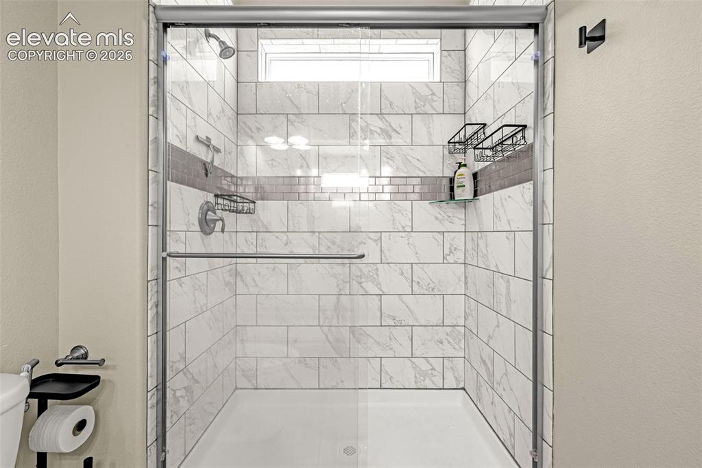 Image 21 of 34: Bathroom
