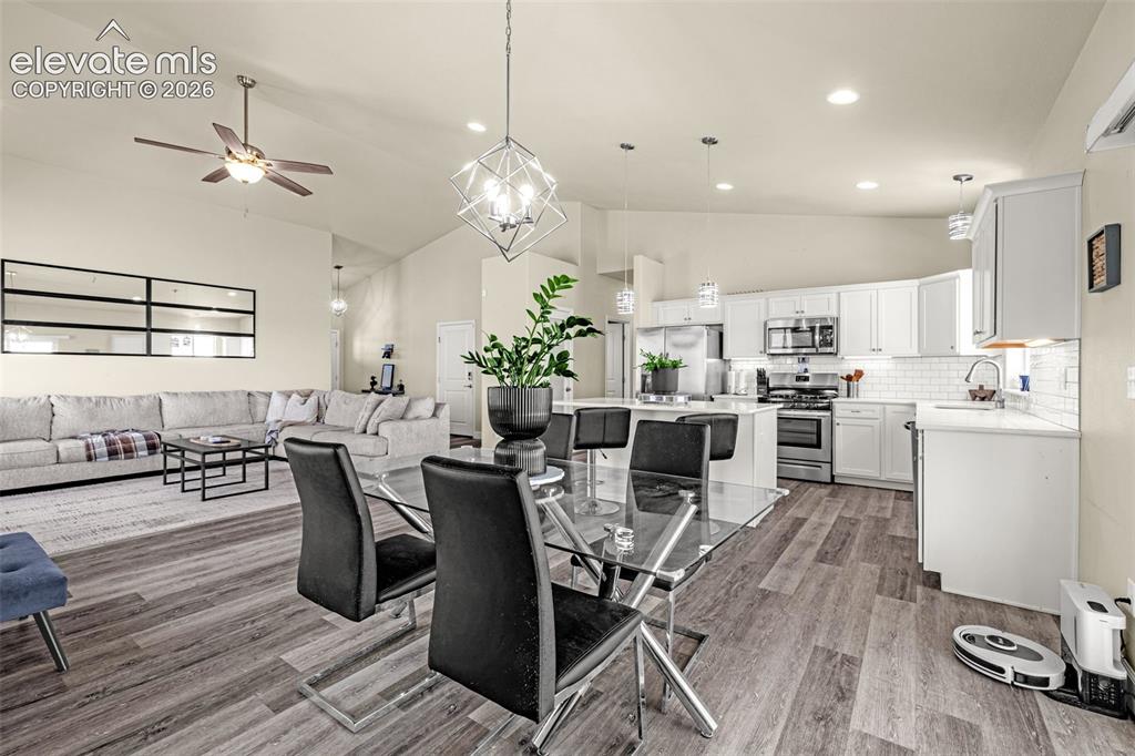 Image 9 of 34: Dining Area