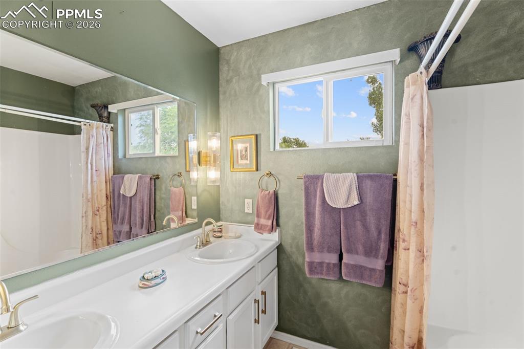 Image 18 of 33: Bathroom