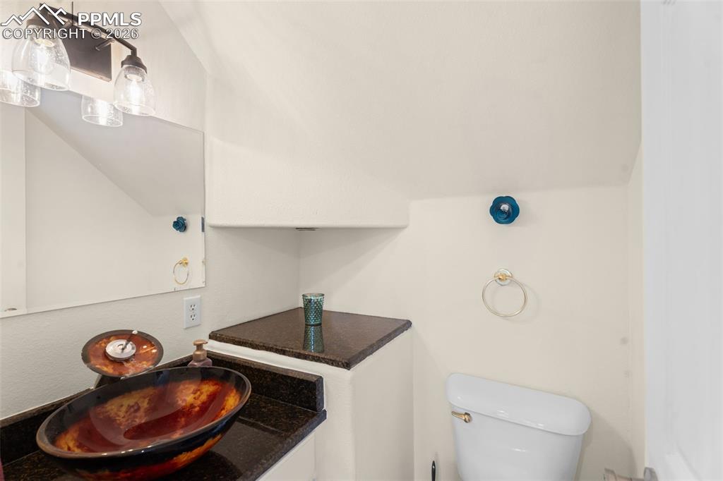 Image 20 of 33: Bathroom