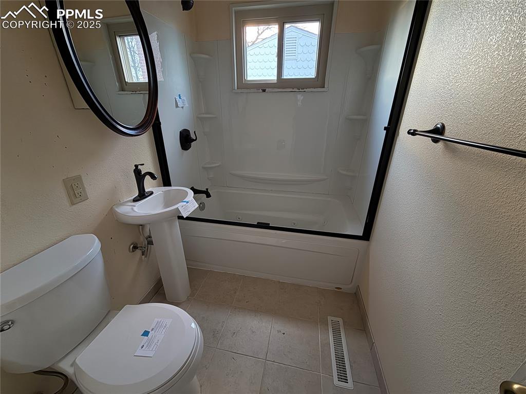 Image 14 of 19: Bathroom