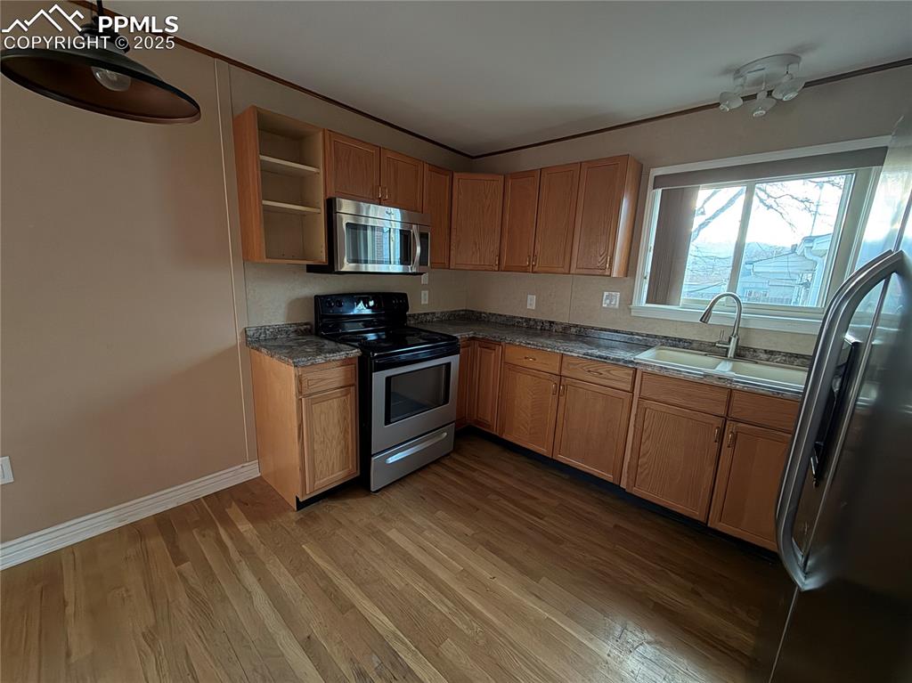 Image 16 of 19: Kitchen