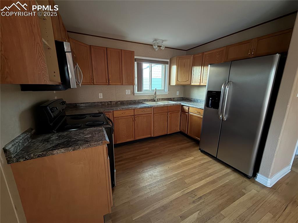 Image 17 of 19: Kitchen