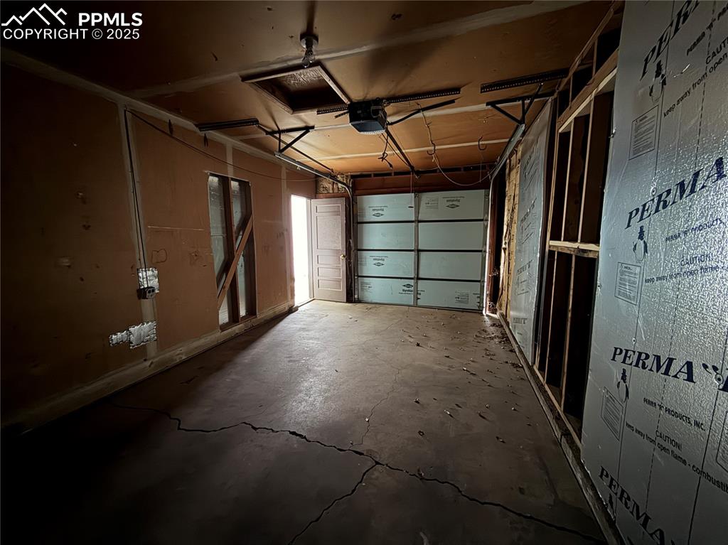 Image 19 of 19: Garage