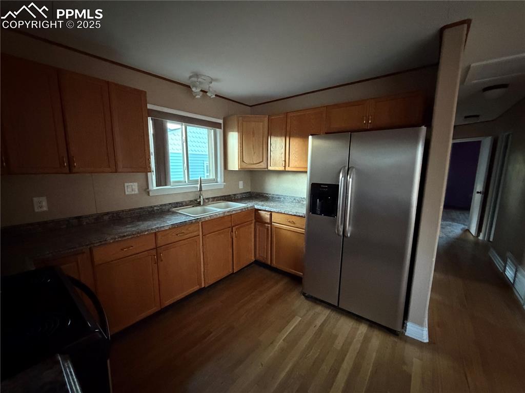 Image 7 of 19: Kitchen