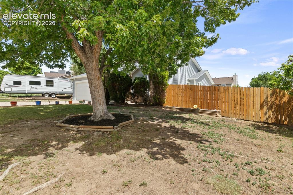 Image 3 of 34: Yard