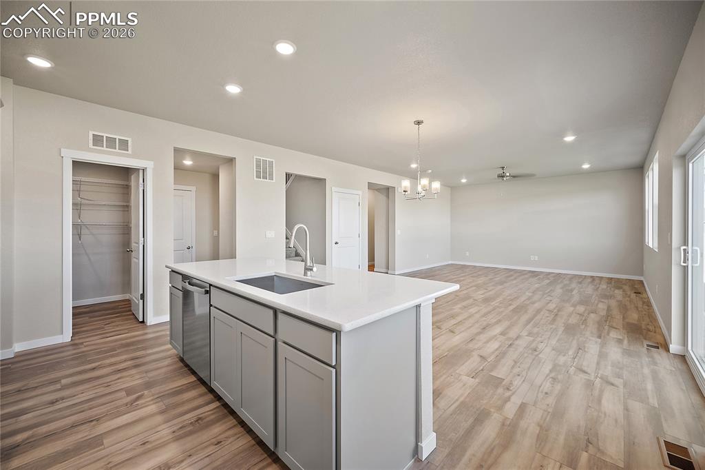 Image 19 of 49: Kitchen