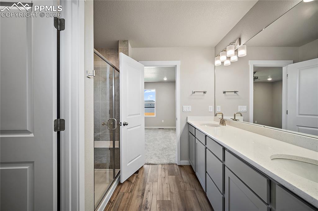 Image 32 of 49: Bathroom