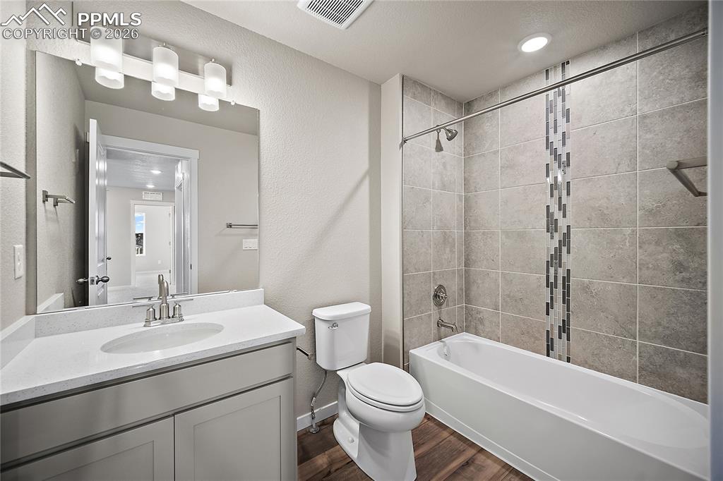 Image 36 of 49: Bathroom