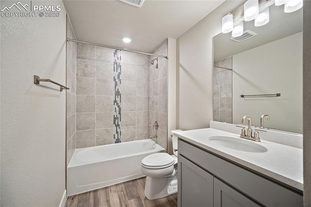 Image 43 of 49: Bathroom