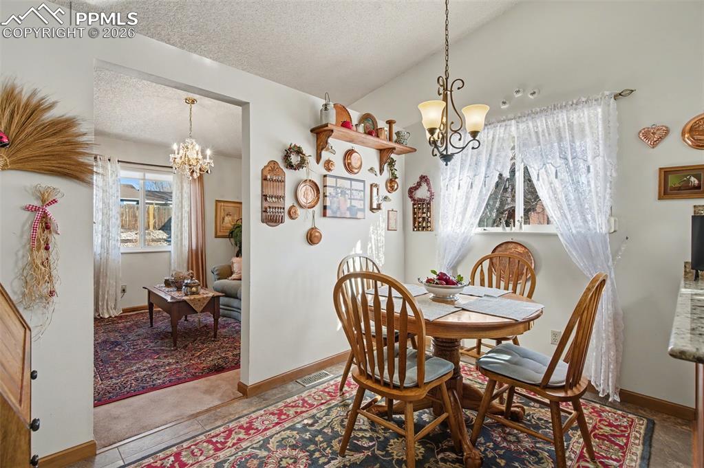 Image 13 of 48: Kitchen nook