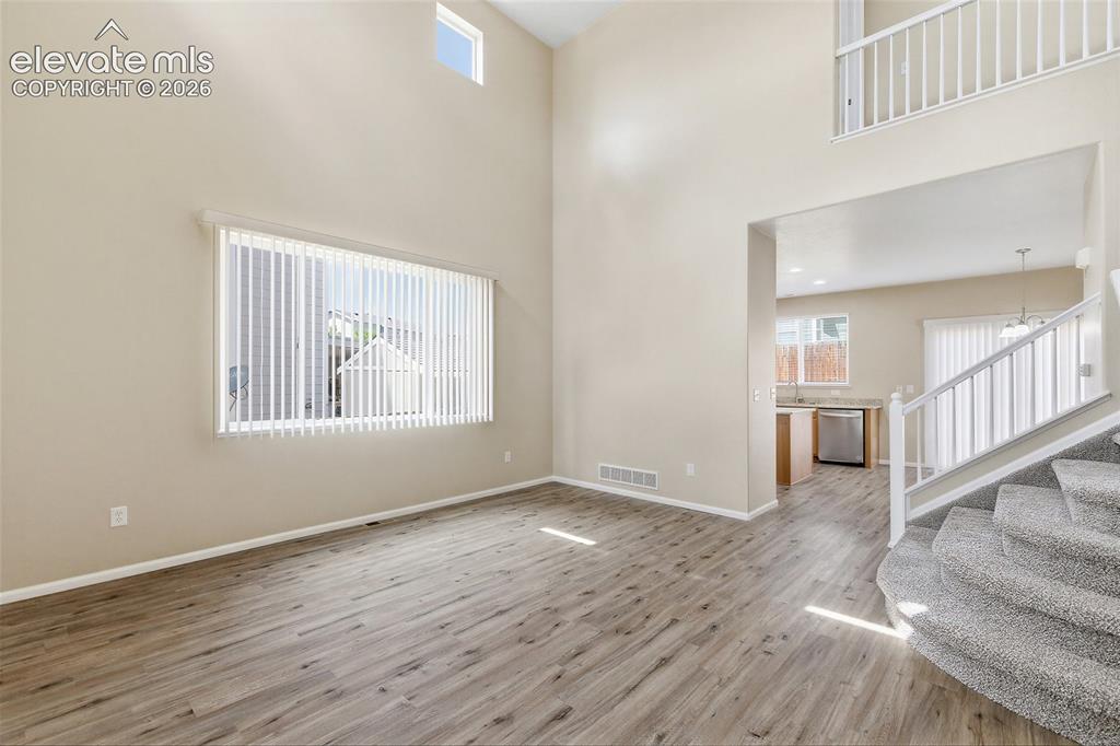 Image 9 of 39: Dining area