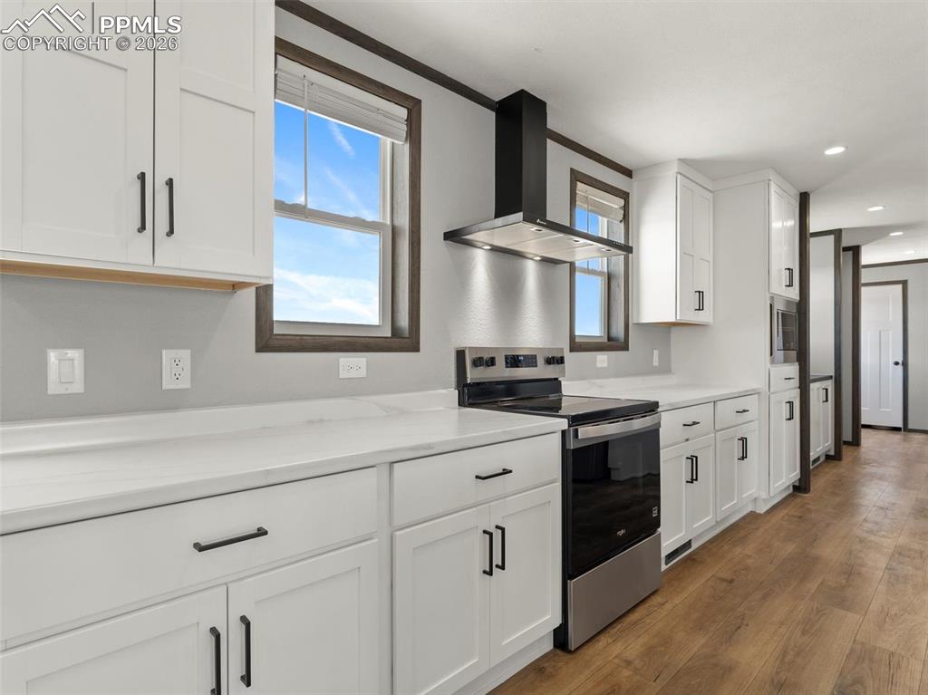 Image 15 of 41: Kitchen