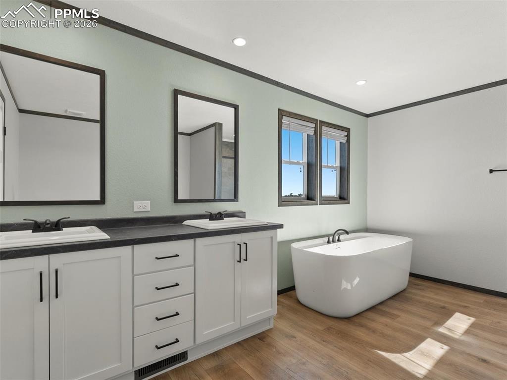 Image 23 of 41: Bathroom