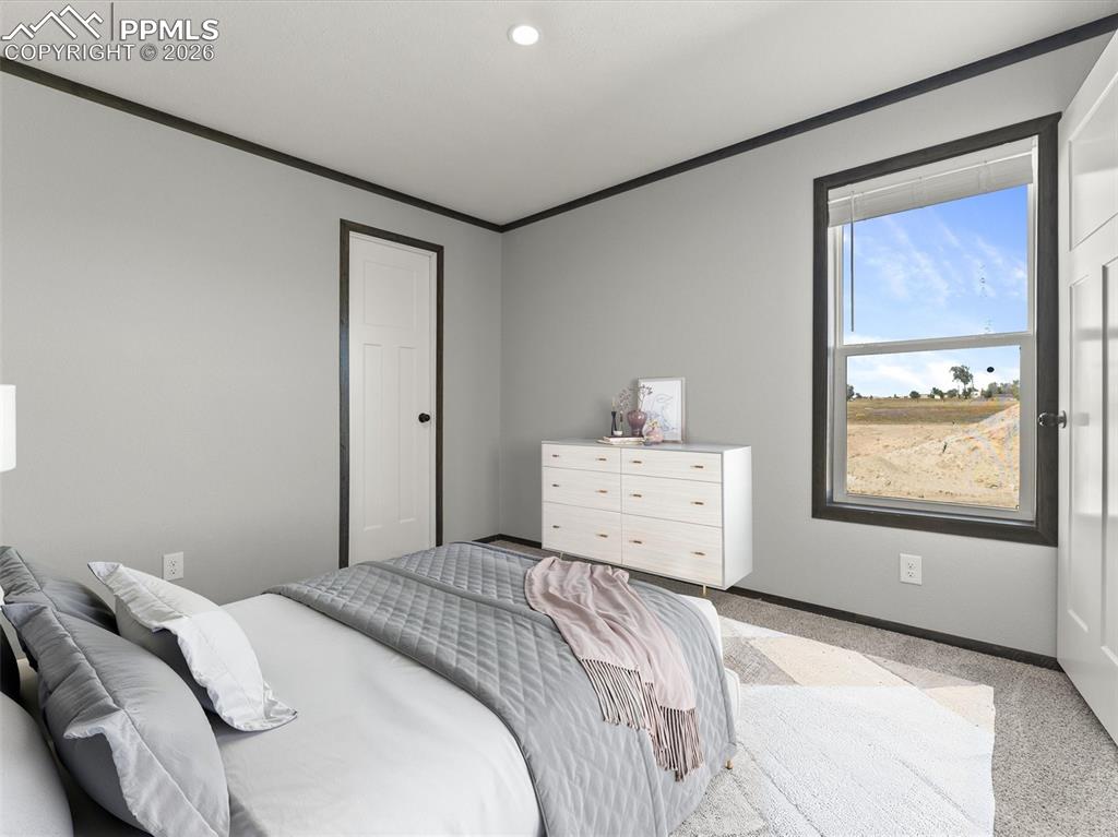 Image 31 of 41: Bedroom