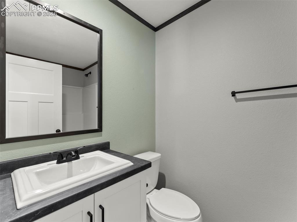 Image 33 of 41: Bathroom