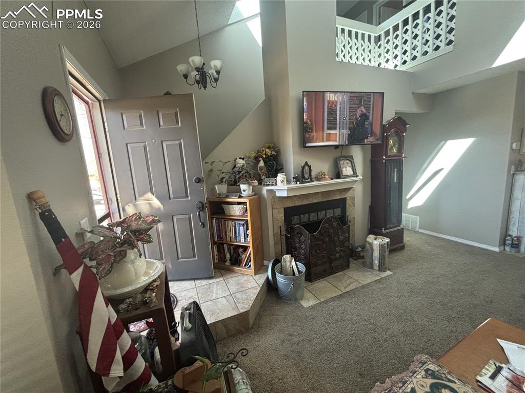 Image 2 of 5: Living Room